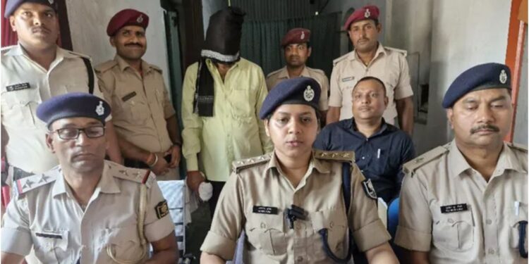 Theft on New Jalpaiguri–Anand Vihar Train; ‘Bunty-Babli’ Gang Member Flees in Cap, Chased to Ara and Caught