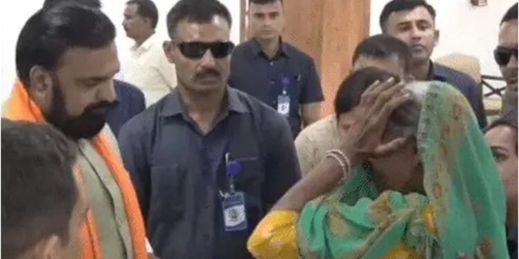 “Our Land Has Been Taken Away…” Elderly Woman Breaks Down Before CM Samrat Choudhary, Corruption Allegations Spark Uproar