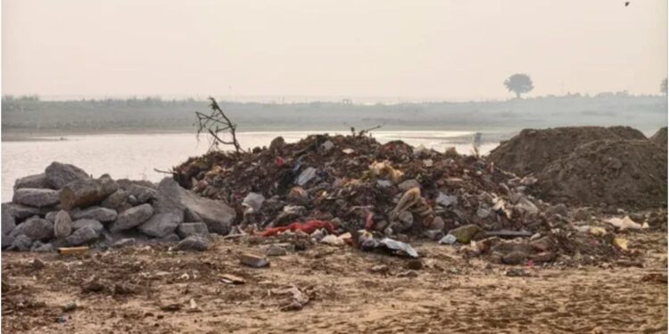 Patna’s Ganga Ghats in Disrepair as Waste Burning at Digha Ghat No. 88 Fuels Pollution Concerns