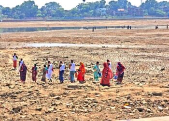 Holy Crisis In Gaya: Falgu River Dries Up, Devotees Pay For Water During Rituals