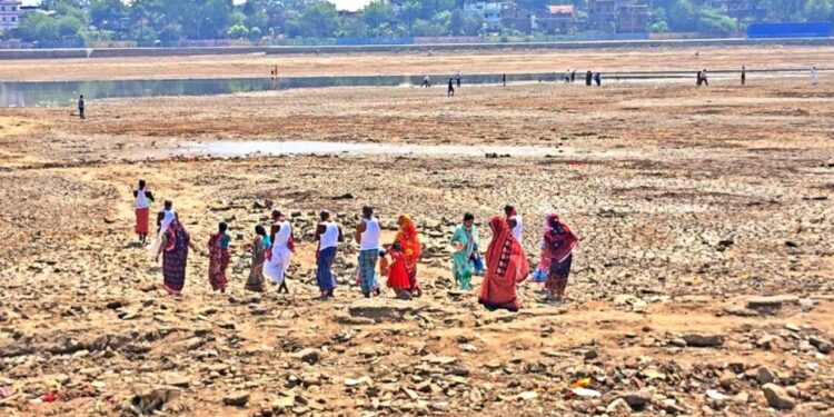 Holy Crisis In Gaya: Falgu River Dries Up, Devotees Pay For Water During Rituals