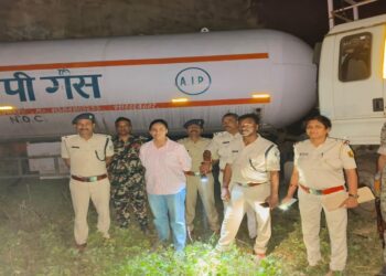 Muzaffarpur LPG Black Market Busted, Nepali Tanker And Cylinders Seized In Night Raid