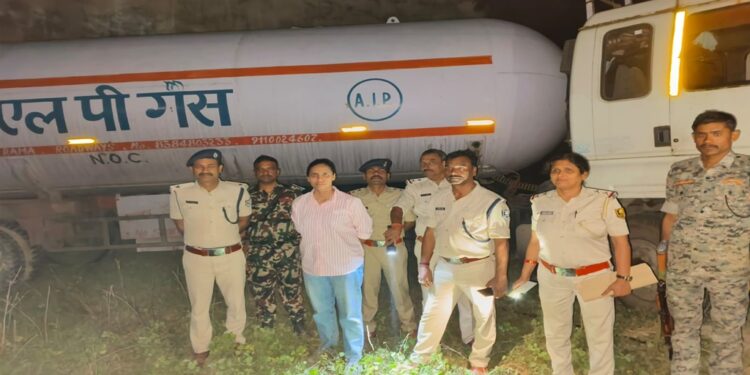 Muzaffarpur LPG Black Market Busted, Nepali Tanker And Cylinders Seized In Night Raid