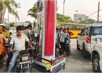 Long Queues Outside Petrol Pumps in Bihar as Rumours of Fuel Shortage Spread Panic