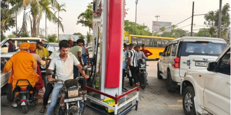 Long Queues Outside Petrol Pumps in Bihar as Rumours of Fuel Shortage Spread Panic