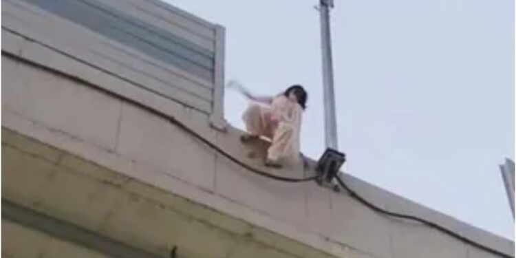 Crowd’s Quick Action Saves Young Woman After Leap from Patna Flyover