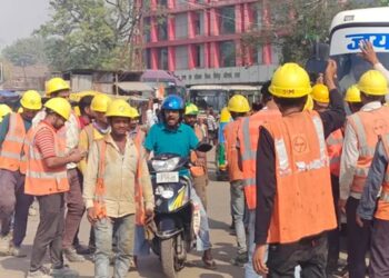 Patna Metro Workers Protest Over Long Hours And Pay Dispute At Project Site