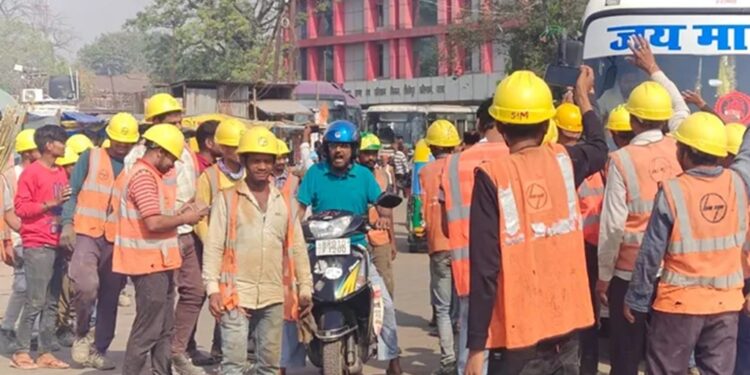 Patna Metro Workers Protest Over Long Hours And Pay Dispute At Project Site