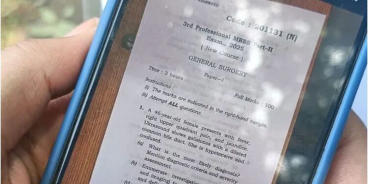 Patna Science College MBBS Exam Disrupted as Students Protest Mobile Phone Ban; Question Paper Goes Viral