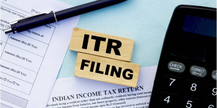 ITR Filing 2025–26 Begins, Experts Advise Taxpayers to Wait for Complete TDS Data Before Filing