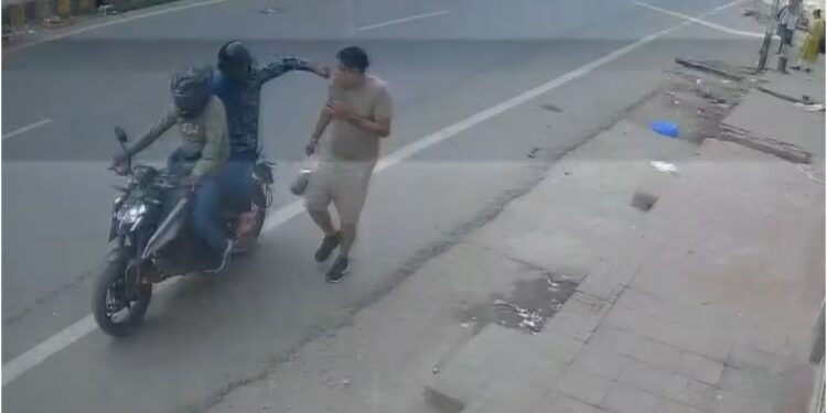 RJD MLA’s Brother Robbed in Kankarbagh, CCTV Captures Escape of Bike-Borne Crooks