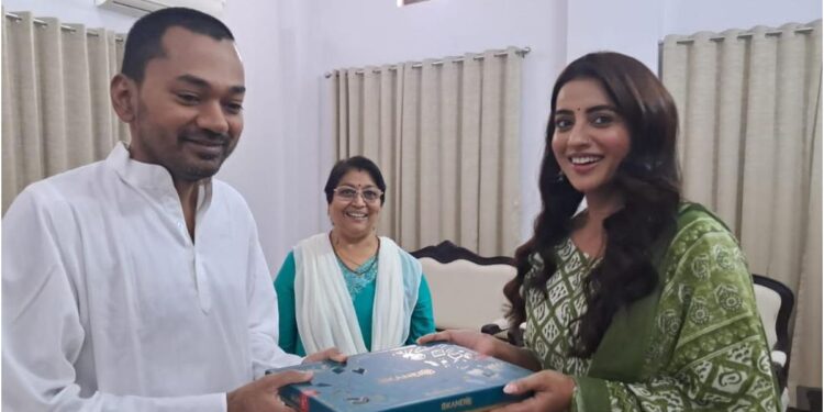 Akshara Singh Meets Bihar Minister Nishant Kumar, Fueling Buzz Over Politics and Bhojpuri Glamour