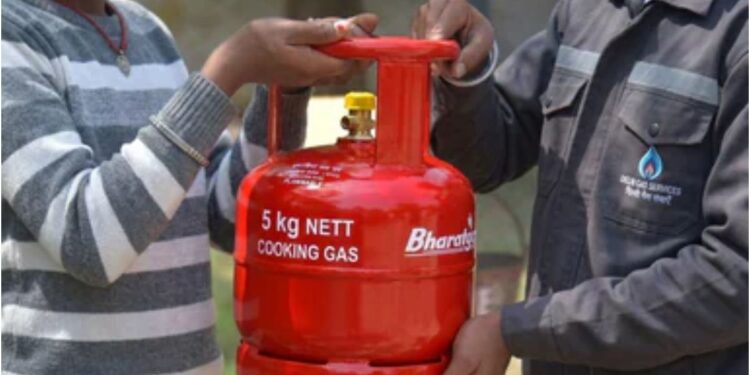 Consumers in Bihar No Longer Need to Queue at Agencies for ‘Chhotu’ Cylinders as Online Booking Begins