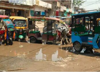 Auto Drivers Protest: Vehicles Parked Mid-Road in Khusrupur, Traffic Disrupted from State Highway to Railway Crossing
