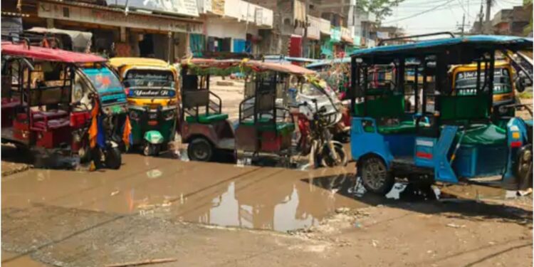 Auto Drivers Protest: Vehicles Parked Mid-Road in Khusrupur, Traffic Disrupted from State Highway to Railway Crossing