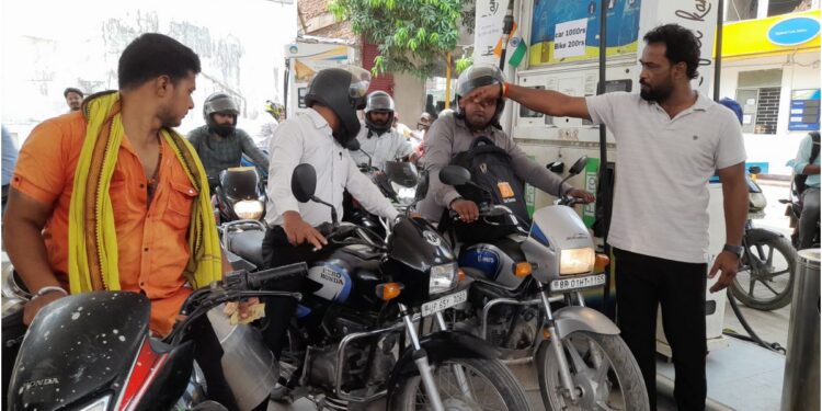 Petrol Crisis Deepens in Bihar: Fuel Limits Imposed at Several Pumps, Bikes Restricted to Rs 200 Worth of Petrol