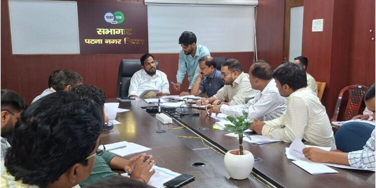 Patna Municipal Commissioner Reviews Pipeline and Road Projects; Issues Notices to 8 Engineers Over Negligence, Orders Salary Freeze