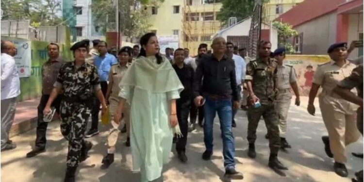 Vaishali DM Walks to Office on ‘No Vehicle Day’ as Officials Act on Samrat Choudhary’s Call