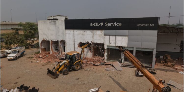 Patna Municipal Corporation Demolishes Illegal Kia And Nissan Facilities In Kurji Anti-Encroachment Drive