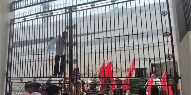 Patna University Senate Meeting Disrupted as AISA-Led Student Protest Escalates Over Fee Hikes