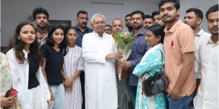 Students Meet Nitish Kumar Over Delayed TRE-4 Notification, Demand Immediate Recruitment Drive