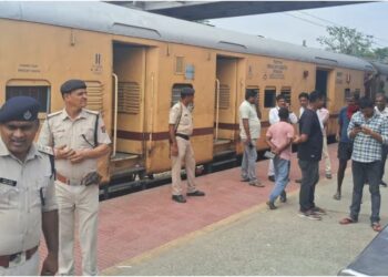 Passenger Found Dead Inside Pune Express Coach at Danapur Station, Probe Underway