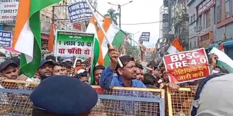 Police Baton-Charge BPSC Aspirants Protesting Delay In TRE-4 Recruitment Advertisement in Patna