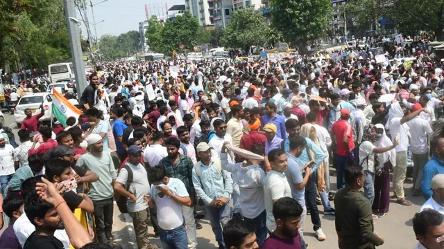 Police Baton-Charge BPSC Aspirants Protesting Delay In TRE-4 Recruitment Advertisement in Patna