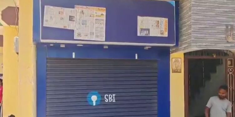 Patna’s ‘Salon ATM’ Is Breaking The Internet — An Old SBI ATM in Danapur Turned Into A Barber Shop