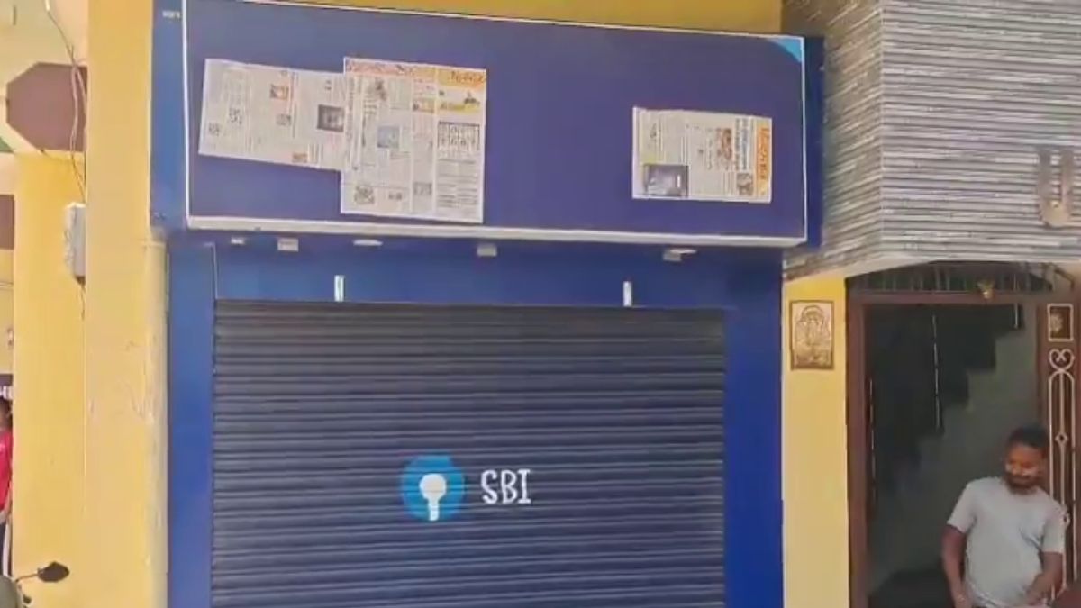 Patna’s ‘Salon ATM’ Is Breaking The Internet — An Old SBI ATM in Danapur Turned Into A Barber Shop