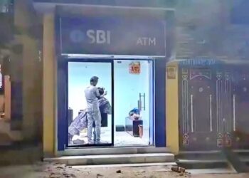 Patna’s ‘Salon ATM’ Is Breaking The Internet — An Old SBI ATM in Danapur Turned Into A Barber Shop