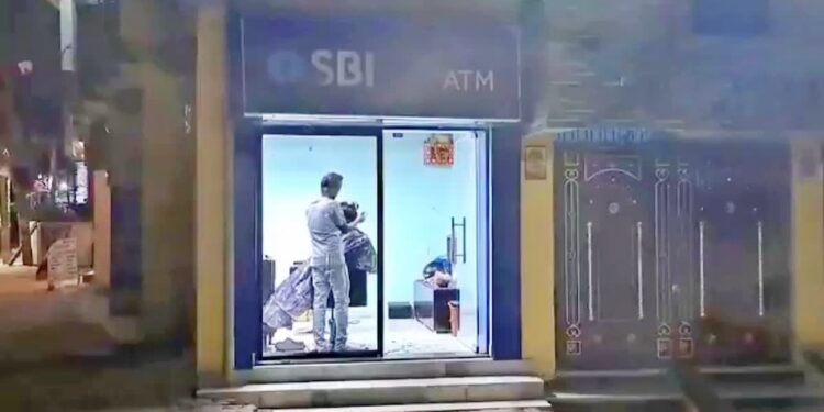 Patna’s ‘Salon ATM’ Is Breaking The Internet — An Old SBI ATM in Danapur Turned Into A Barber Shop
