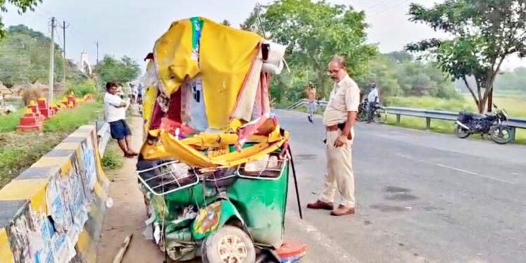 Three Killed In Truck-Auto Collision On NH-531 In Saran district