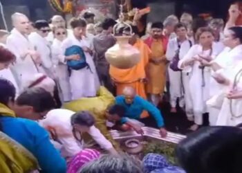 Foreign Devotees Perform Ancestral Rites In Gaya Ji, Extending Prayers To Global Conflict Victims