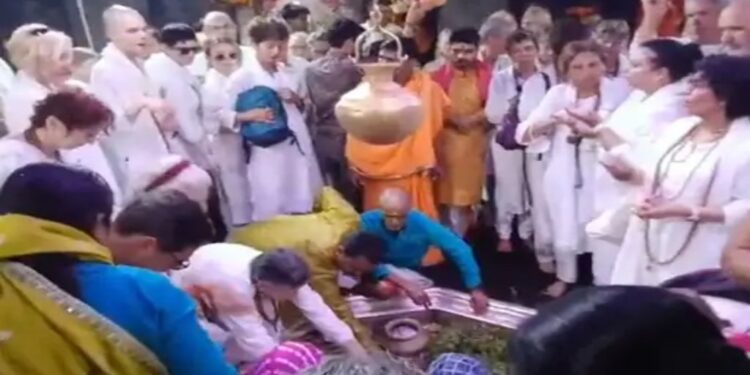 Foreign Devotees Perform Ancestral Rites In Gaya Ji, Extending Prayers To Global Conflict Victims
