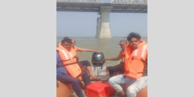 Hajipur Teen Missing After Dramatic Jump in Ganga From Gandhi Setu : SDRF And Police Teams Continue Search Operation