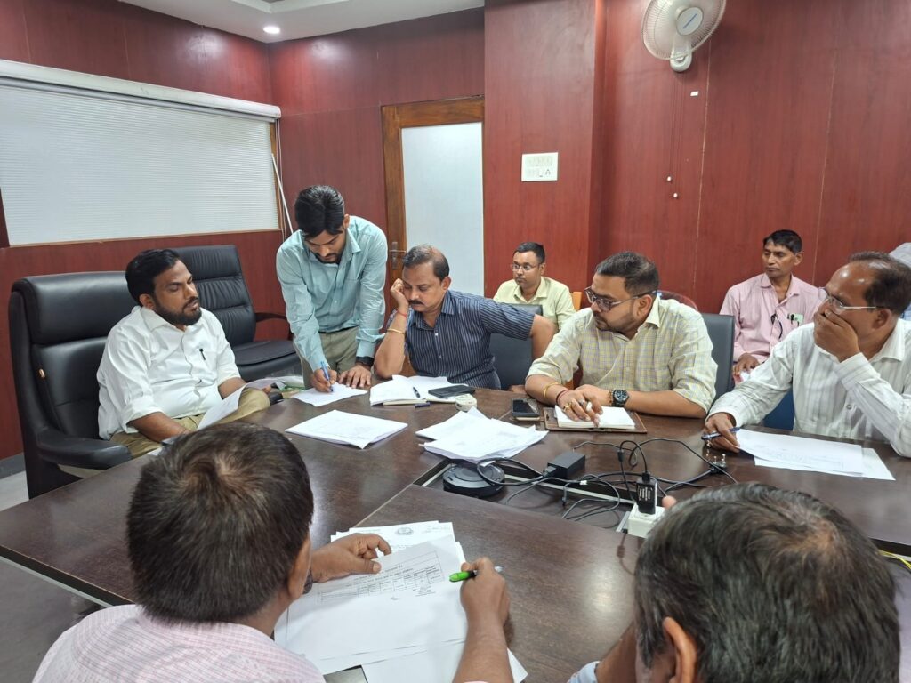 Patna Municipal Commissioner Reviews Pipeline and Road Projects; Issues Notices to 8 Engineers Over Negligence, Orders Salary Freeze