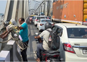 Bihar’s Mahatma Gandhi Setu Grinds to a Halt; Commuters Abandon Vehicles and Walk Across