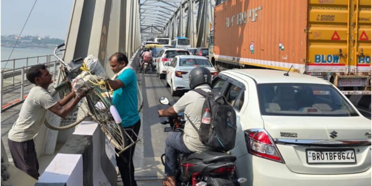 Bihar’s Mahatma Gandhi Setu Grinds to a Halt; Commuters Abandon Vehicles and Walk Across