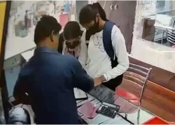 Two Teen Girls Attempt Jewellery Shop Robbery, Use Intoxicating Spray on Owner But are Caught