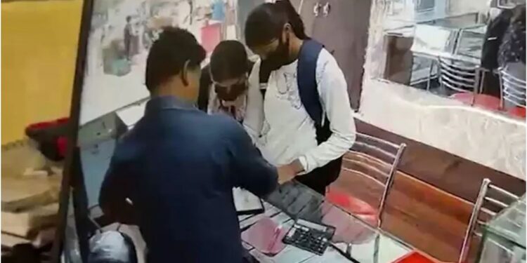 Two Teen Girls Attempt Jewellery Shop Robbery, Use Intoxicating Spray on Owner But are Caught
