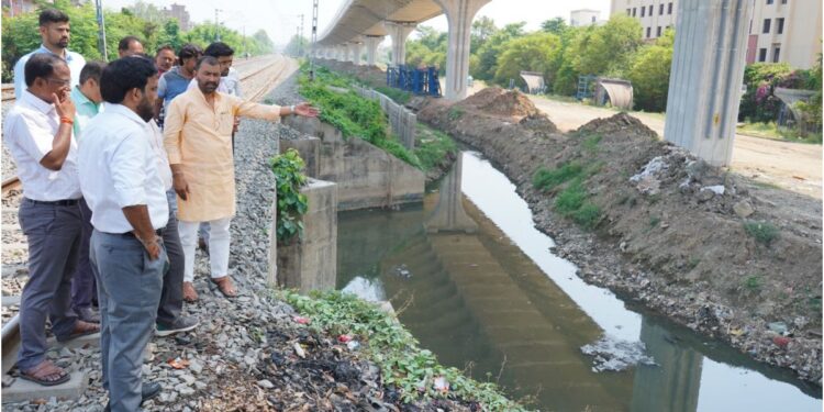 Municipal Commissioner Inspects Wards 15–18 Alongside Councilors, Reviews Drainage and Civic Infrastructure