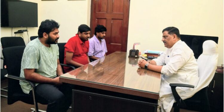 Roshan Anand Seeks Justice After Brother’s Death, Meets Sanjay Jha to Demand Fair Investigation