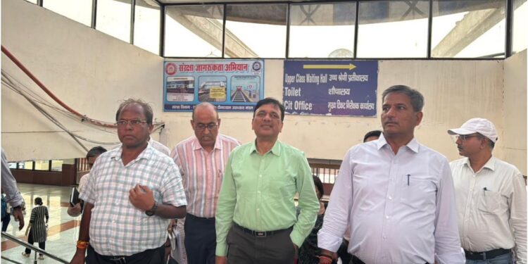 East Central Railway GM Inspects Patna–Koderma Rail Section, Reviews Coal-Loaded BOBR Rake Operations in Gurpa Ghat
