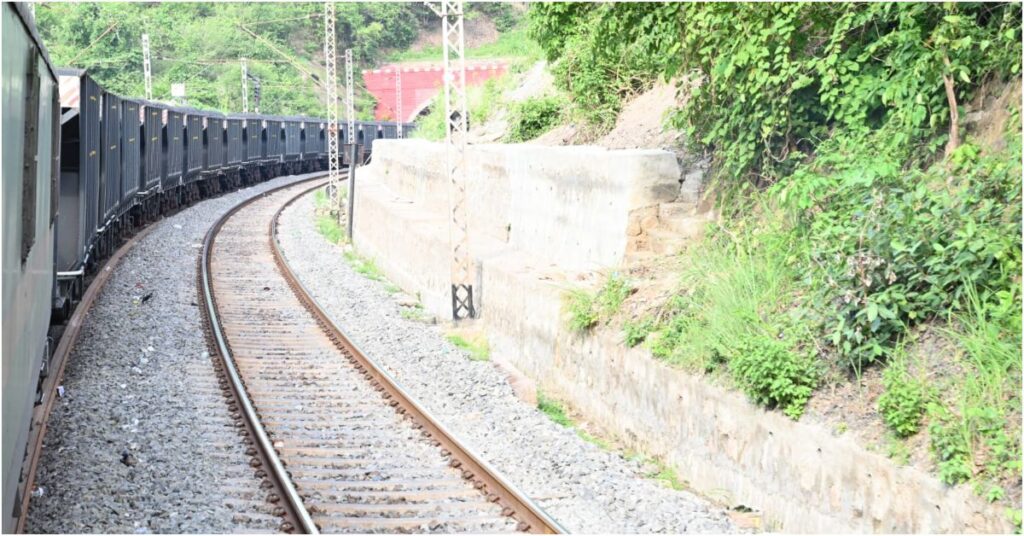 East Central Railway GM Inspects Patna–Koderma Rail Section, Reviews Coal-Loaded BOBR Rake Operations in Gurpa Ghat