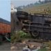 Truck Loaded With Cold Drinks Overturns in Patna; Bottles Looted From Road as Cargo Vanishes Within Minutes