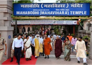Sadhguru Visits Mahabodhi Temple in Bodh Gaya, Offers Prayers for World Peace