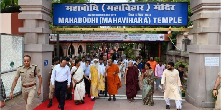 Sadhguru Visits Mahabodhi Temple in Bodh Gaya, Offers Prayers for World Peace