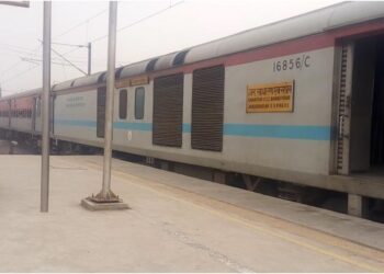 Fire Breaks Out in Jansadharan Express Coach En Route From Bihar to Delhi, Smoke Triggers Panic at Bihiya Station