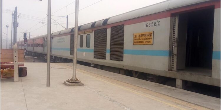 Fire Breaks Out in Jansadharan Express Coach En Route From Bihar to Delhi, Smoke Triggers Panic at Bihiya Station